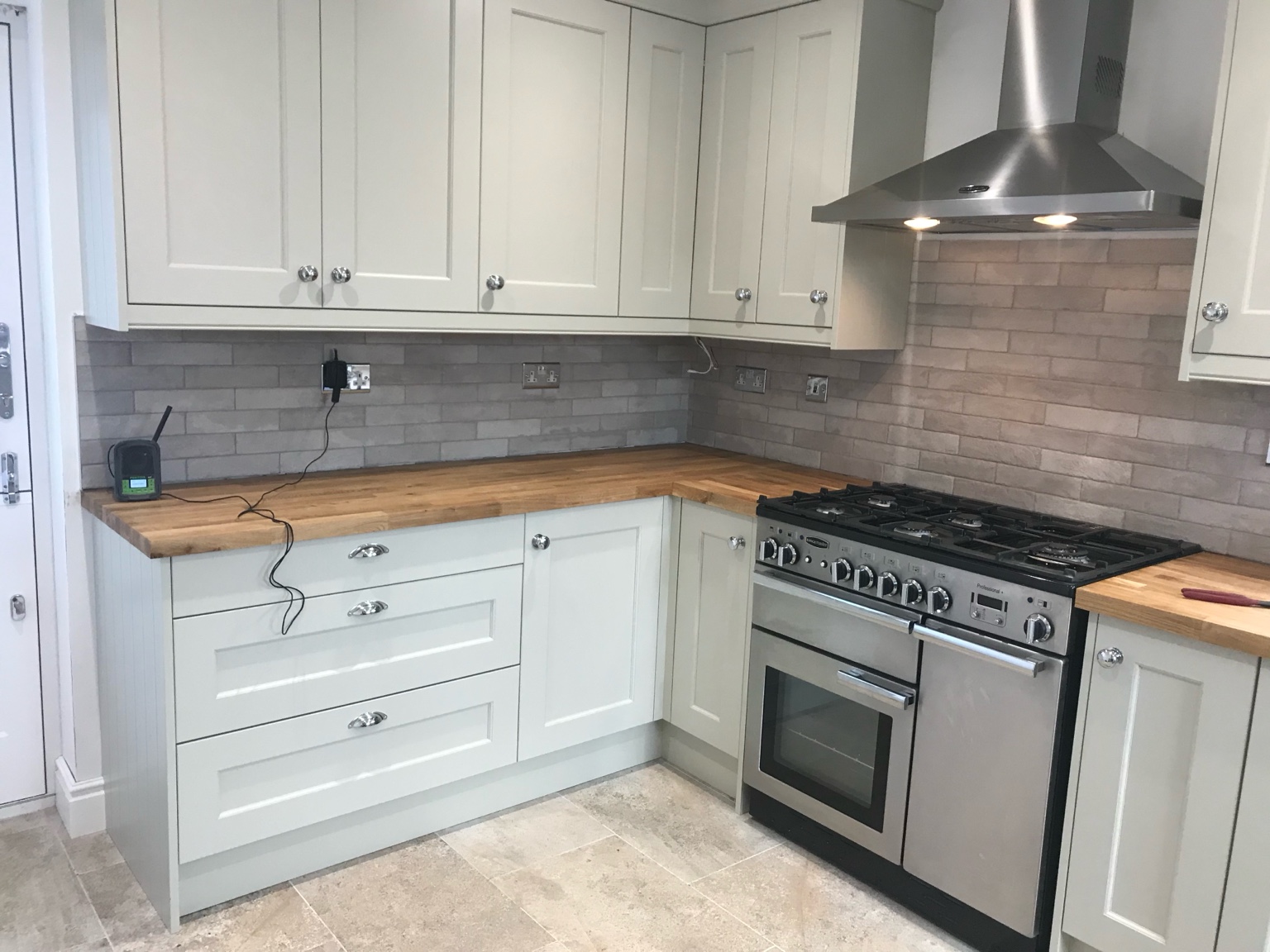L‑shaped kitchen with oak countertop and range cooker