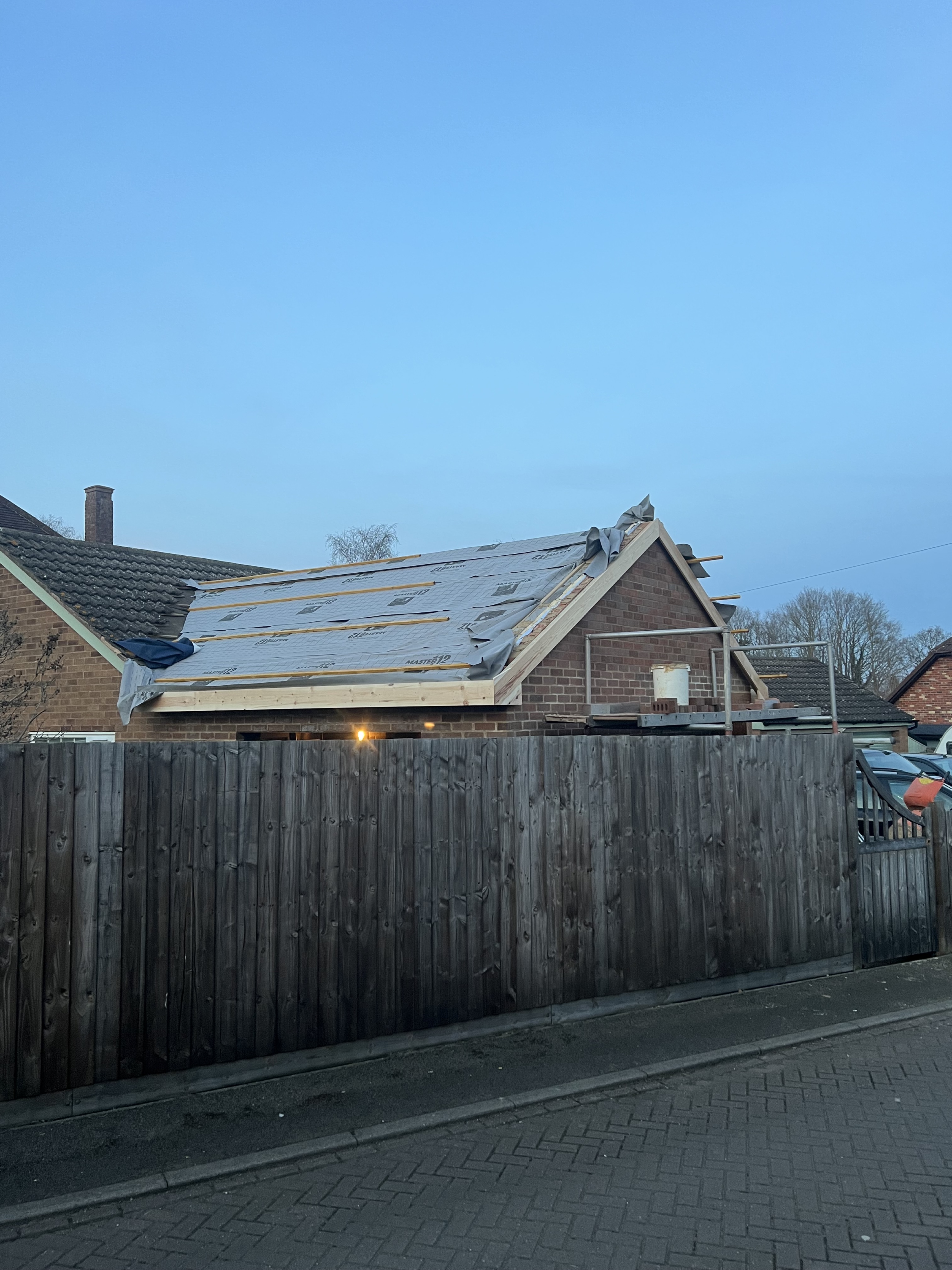Roof structure covered with breathable membrane